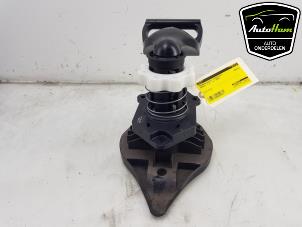 Used Spare wheel mechanism Renault Clio III (BR/CR) 1.6 16V Price € 75,00 Margin scheme offered by AutoHam
