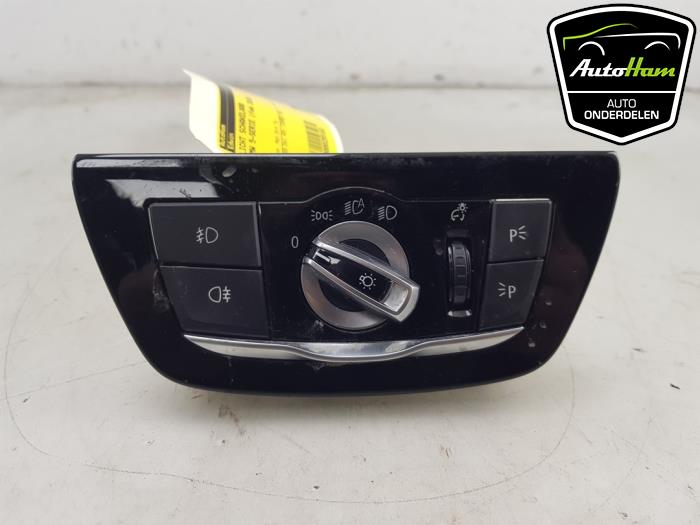 Interruptor de luz de un BMW 5 serie Touring (G31) 530d 3.0 TwinPower Turbo 24V 2019