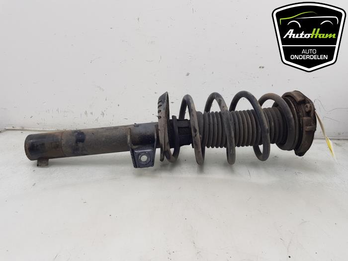 Fronts shock absorber, left from a Volkswagen Caddy IV 2.0 TDI 75 2017