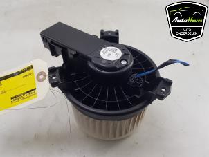 Usados Motor de ventilador de calefactor Toyota Yaris Cross (PB1/PJ1) 1.5 12V Precio € 75,00 Norma de margen ofrecido por AutoHam