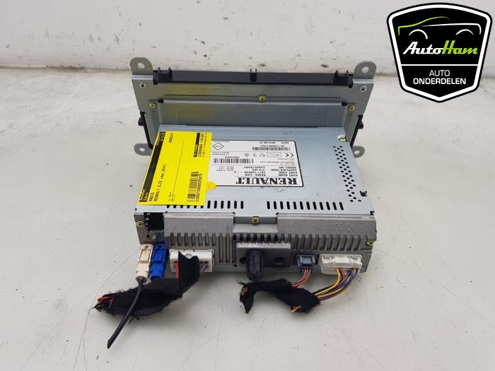 Radio from a Renault Clio IV (5R) 0.9 Energy TCE 90 12V 2014