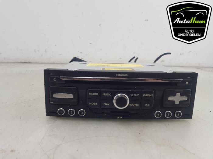 Radio CD player from a Peugeot 3008 I (0U/HU) 1.6 VTI 16V 2010