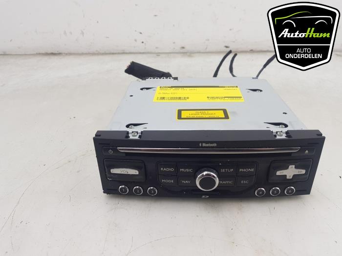 Radio CD player from a Peugeot 3008 I (0U/HU) 1.6 VTI 16V 2010