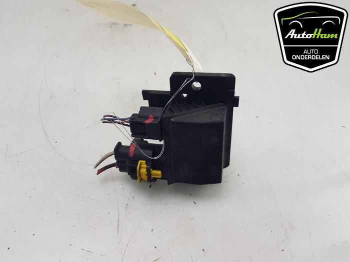 Cooling fan resistor from a Renault Clio IV (5R) 0.9 Energy TCE 90 12V 2014