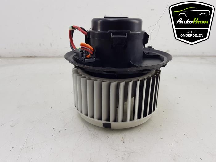 Heating and ventilation fan motor from a Alfa Romeo 147 (937) 2.0 Twin Spark 16V 2008