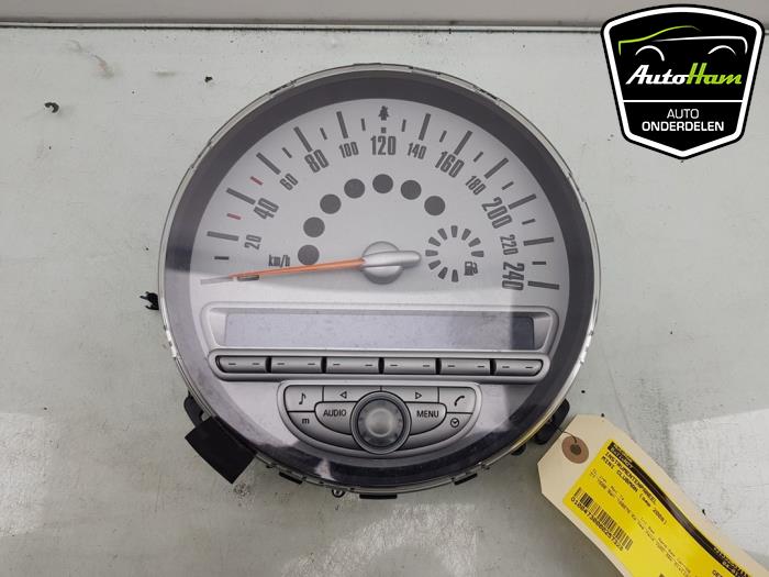 Instrument panel from a MINI Clubman (R55) 1.6 16V Cooper 2008