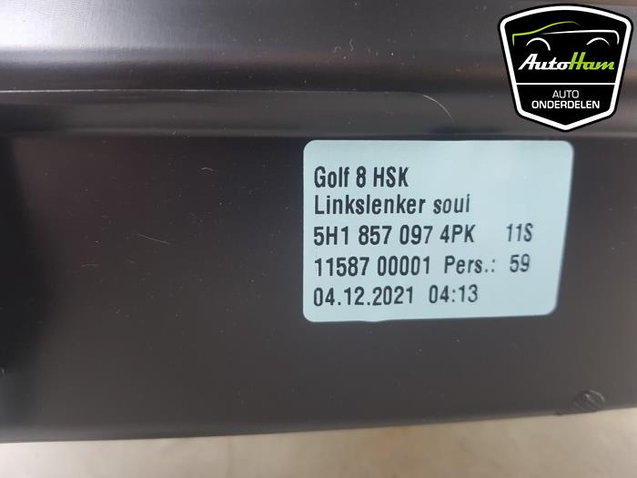 Schowek w desce rozdzielczej z Volkswagen Golf VIII (CD1) 1.5 TSI BlueMotion 16V 2022