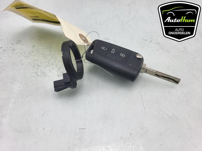 Folding key from a Volkswagen Polo VI (AW1) 1.0 TSI 12V 2021