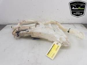 Usagé Réservoir lave-glace avant BMW 5 serie (F10) 520i 16V Prix € 20,00 Règlement à la marge proposé par AutoHam