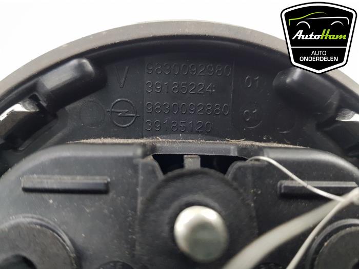Uchwyt tylnej klapy z Opel Corsa F (UB/UH/UP) 1.2 12V 75 2022