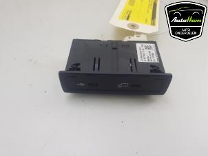 Usagé Connexion USB Mercedes Sprinter 3,5t (906.63) 314 CDI 16V Prix € 25,00 Règlement à la marge proposé par AutoHam