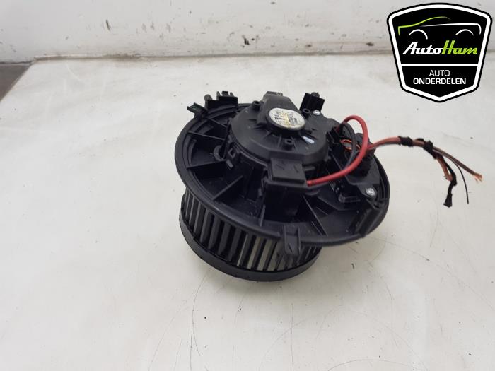 Heating and ventilation fan motor from a Volkswagen Caddy Cargo V (SBA/SBH) 2.0 TDI 122 2021