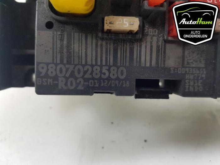 Fuse box from a Peugeot 5008 I (0A/0E) 1.6 HDiF 16V 2012