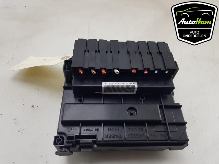 Fuse box from a Peugeot 5008 I (0A/0E) 1.6 HDiF 16V 2012