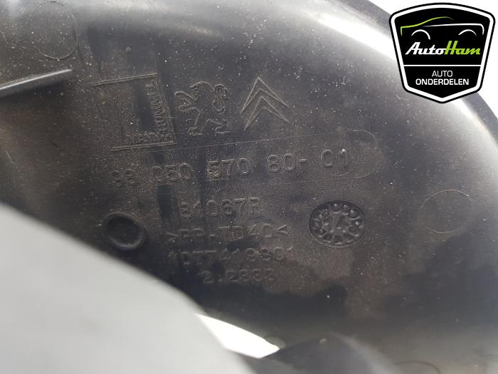 Cuerpo de filtro de aire de un Peugeot 308 SW (L4/L9/LC/LJ/LR) 1.2 12V e-THP PureTech 130 2015