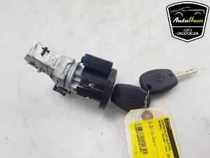 Usados Cerradura de contacto y llave Renault Twingo II (CN) 1.2 16V Precio € 60,00 Norma de margen ofrecido por AutoHam