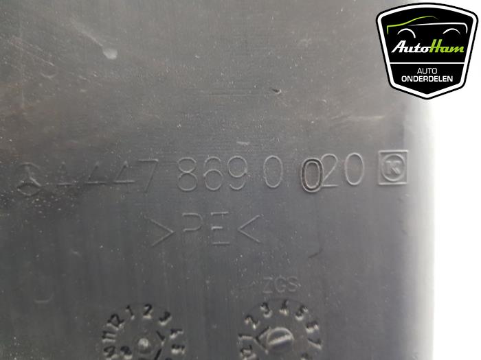 Depósito de lavaparabrisas delante de un Mercedes-Benz Vito (447.6) 2.2 116 CDI 16V 2018