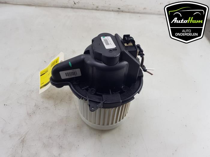 Heating and ventilation fan motor from a Renault Express 1.5 dCi 95 2023