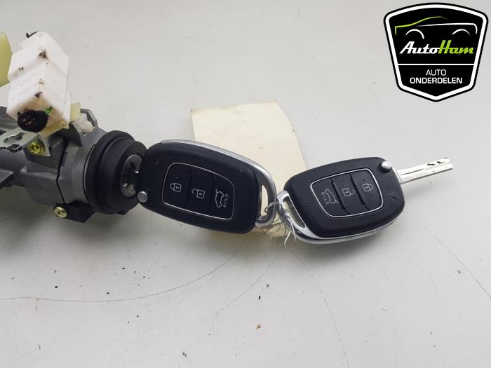 Ignition lock + key from a Hyundai i20 (GBB) 1.2i 16V 2017
