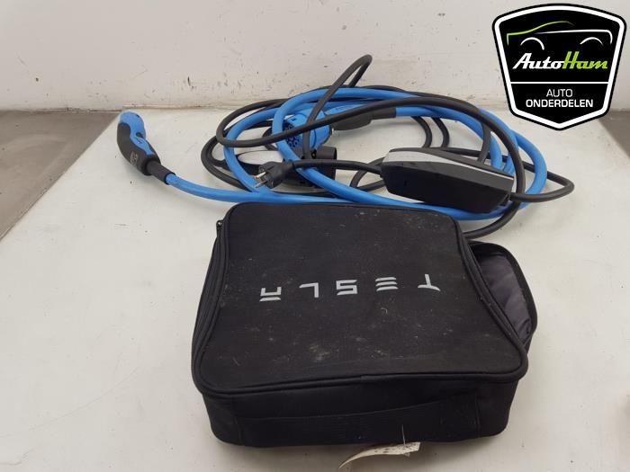 Câble de recharge électrique d'un Tesla Model 3 EV AWD 2019