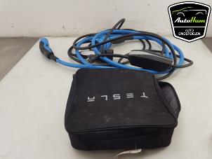Używane Kabel ladowania samochodu elektrycznego Tesla Model 3 EV AWD Cena € 302,50 Z VAT oferowane przez AutoHam