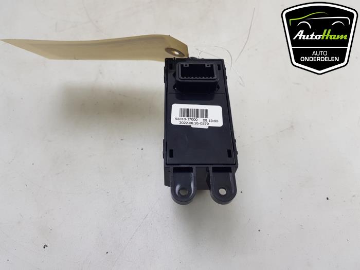 Parking brake switch from a Kia Ceed (CDB5/CDBB) 1.0i T-GDi 12V 2022