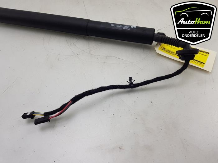 Tailgate motor from a Opel Insignia Sports Tourer 1.5 Turbo 16V 165 2020