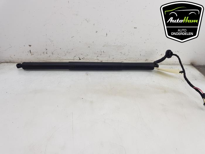 Tailgate motor from a Opel Insignia Sports Tourer 1.5 Turbo 16V 165 2020