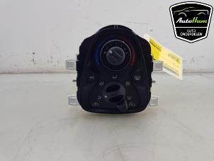 Usagé Panneau de commandes chauffage Toyota Aygo (B40) 1.0 12V VVT-i Prix € 25,00 Règlement à la marge proposé par AutoHam
