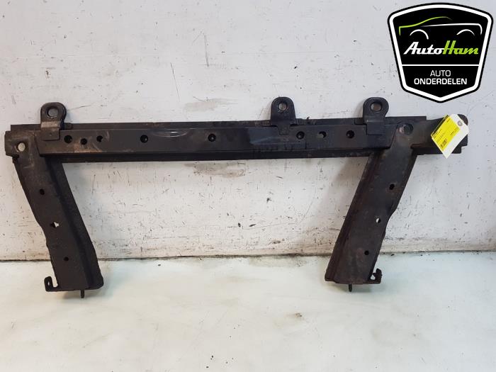 Radiator bar from a Renault Clio IV (5R) 0.9 Energy TCE 90 12V 2013