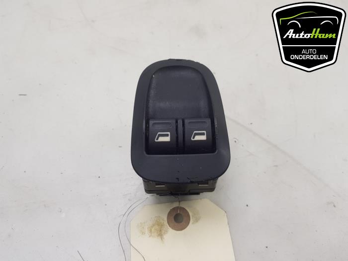 Usados Interruptor de ventanilla eléctrica Peugeot 206+ (2L/M) 1.1 XR,XS Precio € 10,00 Norma de margen ofrecido por AutoHam