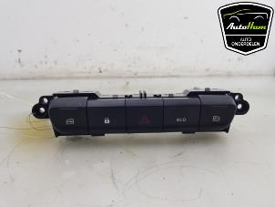 Usados Interruptor de luz de pánico Dacia Spring 45 Precio € 30,00 Norma de margen ofrecido por AutoHam