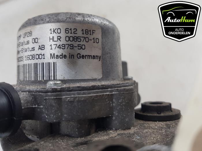 Brake servo vacuum pump from a Volkswagen Polo V (6R) 1.0 TSI 12V BlueMotion 2016