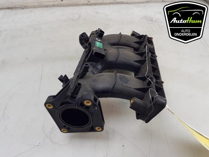 Intake manifold from a Renault Clio IV (5R) 0.9 Energy TCE 90 12V 2013