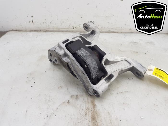 Engine mount from a Mazda 3 Sport (BP) 2.0 SkyActiv-G 122 Mild Hybrid 16V 2019