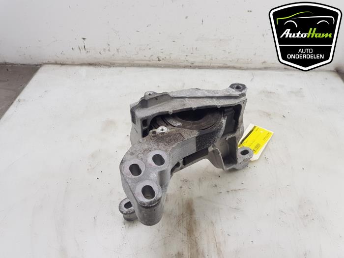 Engine mount from a Mazda 3 Sport (BP) 2.0 SkyActiv-G 122 Mild Hybrid 16V 2019
