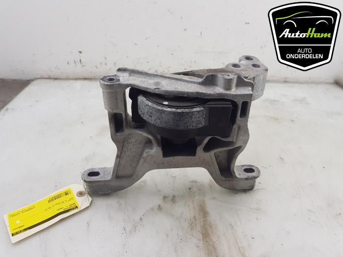 Engine mount from a Mazda 3 Sport (BP) 2.0 SkyActiv-G 122 Mild Hybrid 16V 2019