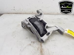 Engine mount from a Mazda 3 Sport (BP) 2.0 SkyActiv-G 122 Mild Hybrid 16V 2019