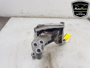 Engine mount from a Mazda 3 Sport (BP) 2.0 SkyActiv-G 122 Mild Hybrid 16V 2019