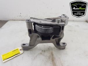 Engine mount from a Mazda 3 Sport (BP) 2.0 SkyActiv-G 122 Mild Hybrid 16V 2019
