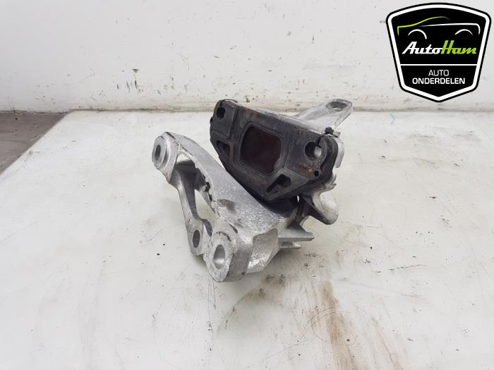 Engine mount from a Mazda 3 Sport (BP) 2.0 SkyActiv-G 122 Mild Hybrid 16V 2019