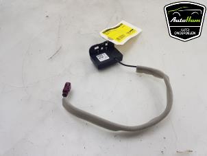 Used GPS antenna Renault Clio V (RJAB) 1.6 E-Tech 145 16V Price € 15,00 Margin scheme offered by AutoHam