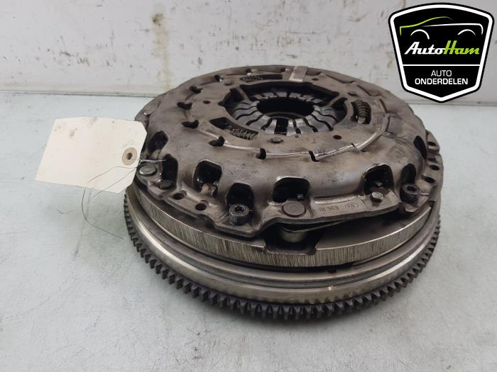 Dual mass flywheel from a BMW 1 serie (F20) 116i 1.5 12V 2017