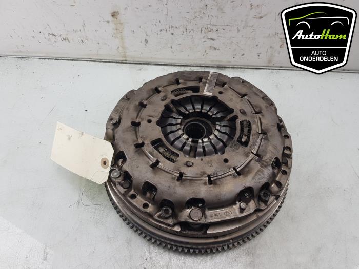 Dual mass flywheel from a BMW 1 serie (F20) 116i 1.5 12V 2017
