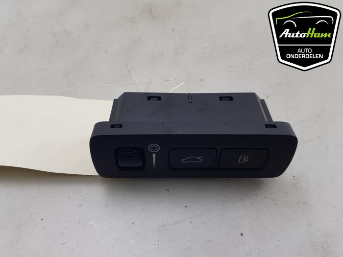 Używane Przelacznik Volvo XC40 (XZ) 1.5 T4 Plug-in Hybrid 12V Cena € 10,00 Procedura marży oferowane przez AutoHam