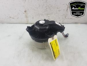 Usados Motor de ventilador de calefactor Ford Kuga III (DFK) 2.5 PHEV 16V Precio € 75,00 Norma de margen ofrecido por AutoHam
