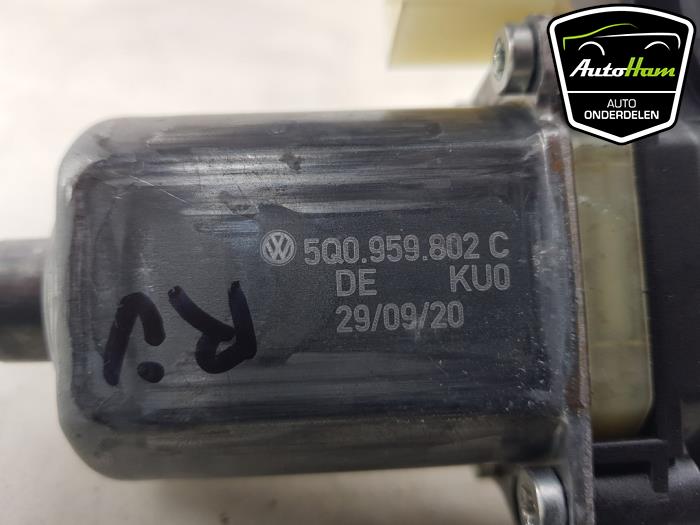 Usados Motor de ventanilla de puerta Cupra Leon Sportstourer (KLCF) 1.4 e-Hybrid 245, VZ 16V Precio € 15,00 Norma de margen ofrecido por AutoHam