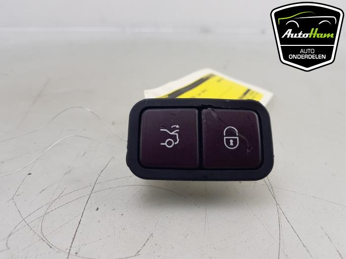 Używane Przelacznik Mercedes C-Klasse AMG (W205) C-450 AMG Sport 3.0 V6 24V Turbo 4-Matic Cena € 10,00 Procedura marży oferowane przez AutoHam