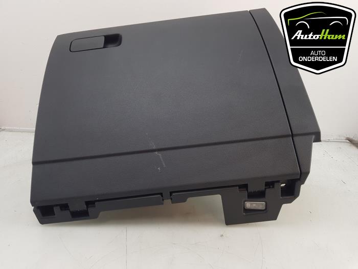 Begagnade Handskfack Volkswagen Touran (5T1) 1.4 TSI Pris € 50,00 Marginaltabell erbjuds av AutoHam