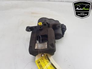 Usados Pinza de freno derecha detrás Peugeot 3008 II (M4/MC/MJ/MR) 1.2 12V e-THP PureTech 130 Precio € 70,00 Norma de margen ofrecido por AutoHam